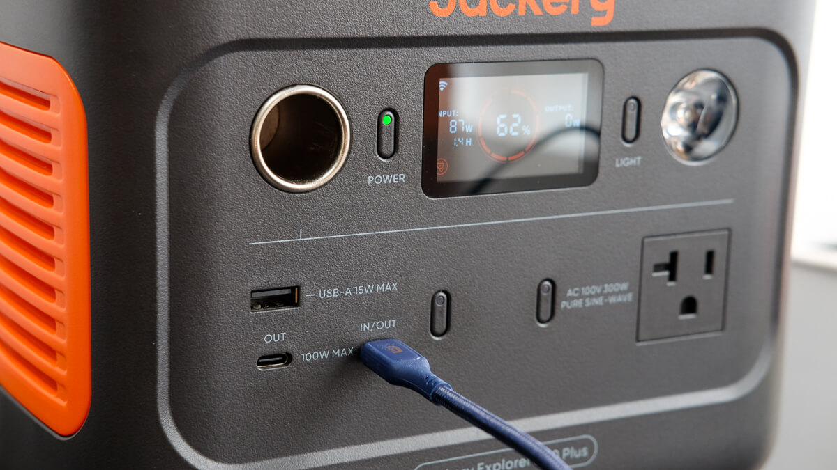 Jackery ポータブル電源 300 PlusはType-Cポートからの充電も可能
